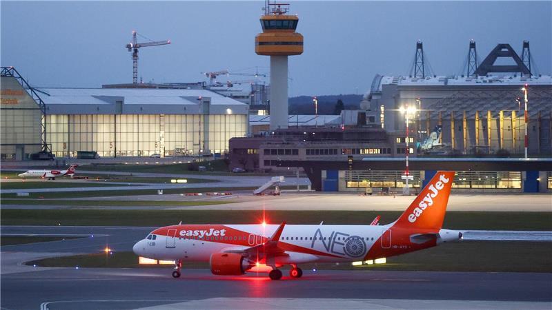 Der Flughafen Hamburg wird nach Angaben der Hamburger Energiewerke an das städtische Fernwärmenetz angeschlossen. (Archivbild)