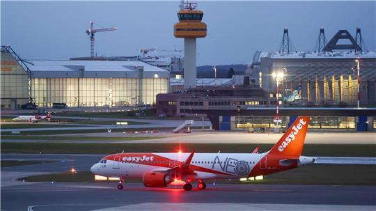 Der Flughafen Hamburg wird nach Angaben der Hamburger Energiewerke an das städtische Fernwärmenetz angeschlossen. (Archivbild)
