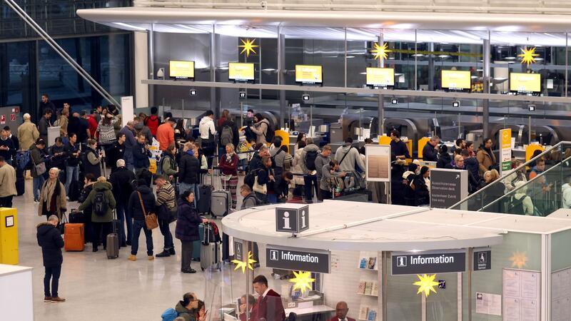 Der Flughafen München hat seinen Flugbetrieb wieder aufgenommen. Passagiere stehen beim Check-in.