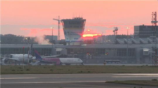 Der Flughafen Warschau-Chopin wurde während der Abschussaktion vorübergehend geschlossen. Mittlerweile läuft der Betrieb wieder.  (Foto aktuell)