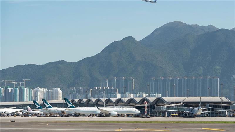 Tödlicher Unfall: Jumbo-Jet rutscht über Landebahn ins Meer Der Flughafen in Hongkong ist ein wichtiges internationales Drehkreuz. (Archivbild)