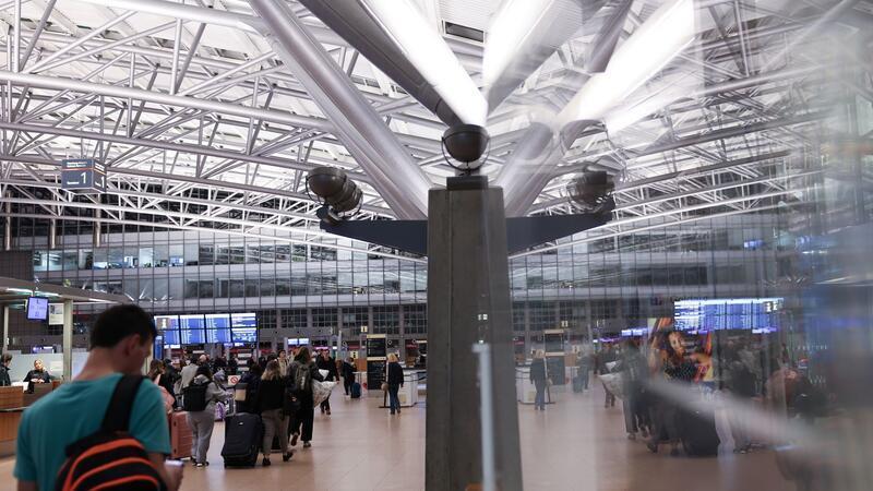 Trotz Klimaentscheids: Hamburger Flughafen erwartet keine Kostensprünge Der Flughafen will bis 2035 im eigenen Betrieb keine CO2-Emissionen verursachen. (Archivbild)