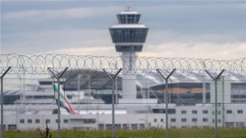 Flughafen wegen verdächtiger Wahrnehmungen zweimal gesperrt Der Flugverkehr wurde am Morgen wieder regulär aufgenommen. (Symbolbild)