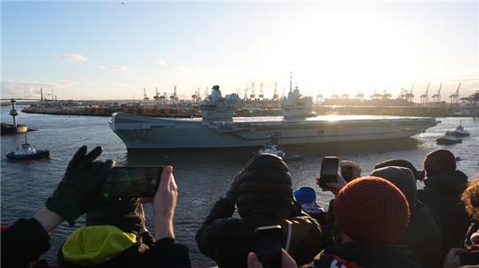 Der Flugzeugträger HMS «Queen Elizabeth» besucht den Hamburger Hafen und legt am Kreuzfahrtterminal Steinwerder an.