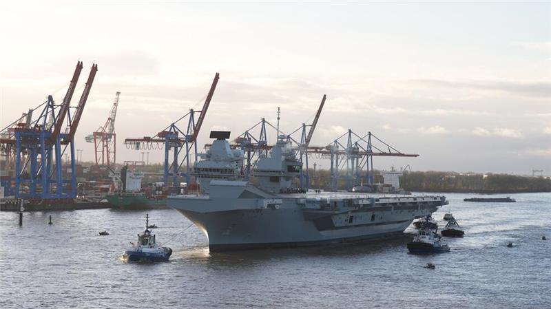 Der Flugzeugträger „Queen Elizabeth“ der britischen Marine fährt in den Hamburger Hafen ein. Die HMS „Queen Elizabeth“ war im Rahmen von Nato-Übungen zu Besuch (Archivbild).