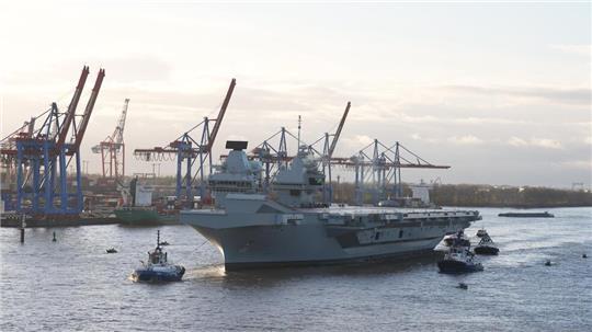 Der Flugzeugträger „Queen Elizabeth“ der britischen Marine fährt in den Hamburger Hafen ein. Die HMS „Queen Elizabeth“ war im Rahmen von Nato-Übungen zu Besuch (Archivbild).