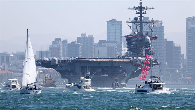 Der Flugzeugträger „USS Abraham Lincoln“ kehrt nach seinem Einsatz in die Bucht von San Diego zurück.