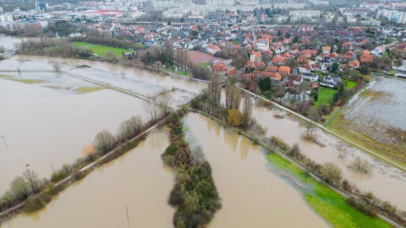 Der Fluss Leine ist bei Laatzen in der Region Hannover über die Ufer getreten.