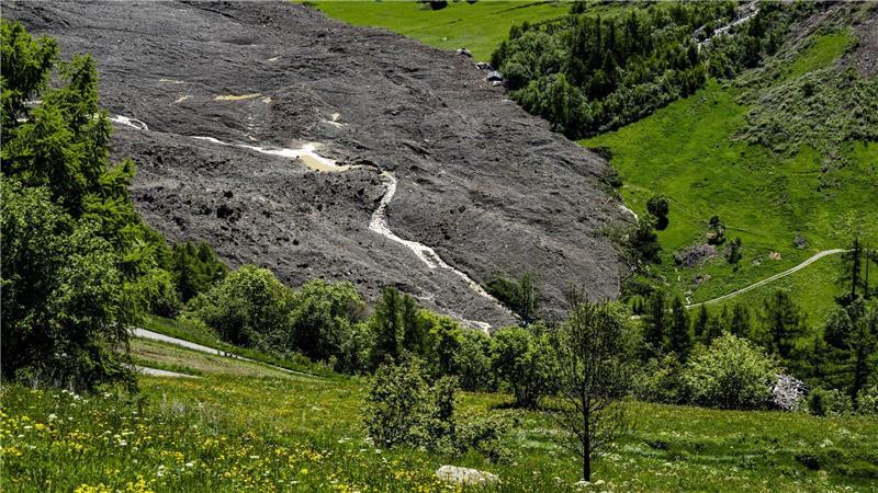 Lötschentaler hoffen auf Glück im Unglück: Wasser läuft ab Der Fluss Lonza bahnt sich einen Weg durch den Schuttkegel.