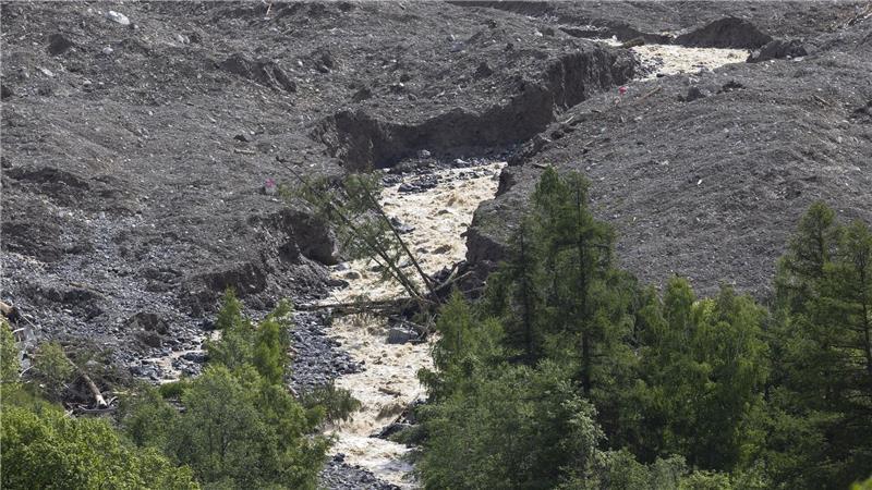 Nach Gletscherabbruch: Gestauter See läuft ab Der Fluss Lonza hat sich schon tief in den Schuttkegel gegraben.