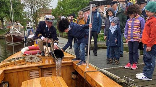 Der Förderverein Buxtehuder Hafen und Este bot bei den Märchentagen Ausfahrten mit dem Bäderboot Margarethe. Mit ihm wurde auch die Gruppe vom Nettwark Platt zu ihrer Bühne auf dem Ewer geschippert.