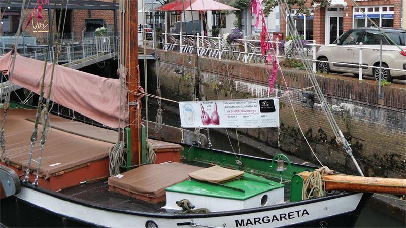 Buxtehude: Maria und Margareta tragen im Oktober BHs in Pink Der Förderverein Buxtehuder Hafen und Este unterstützt die Pinktober-Kampagne seit mehreren Jahren und hat auf dem Ewer wieder über die Toppen in Pink geflaggt.