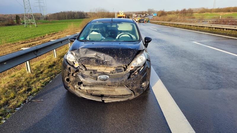 Drei Unfälle auf A26 - Vier Menschen verletzt Der Ford Fiesta prallte gegen die Schutzplanke.