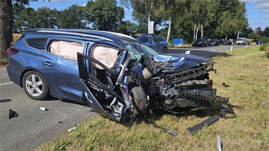 Der Ford Focus wurde bei dem Unfall auf der Dinghorner Straße schwer beschädigt.