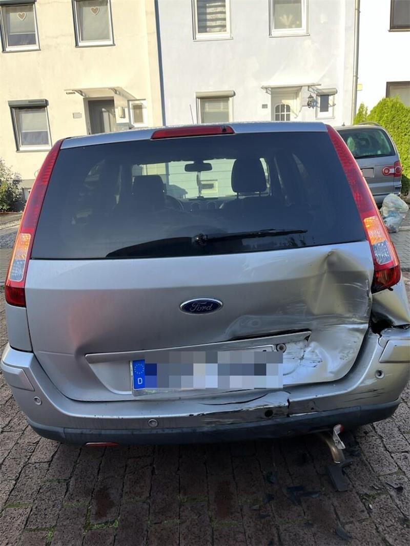 Der Ford Fusion wurde durch den Aufprall am Heck beschädigt.
