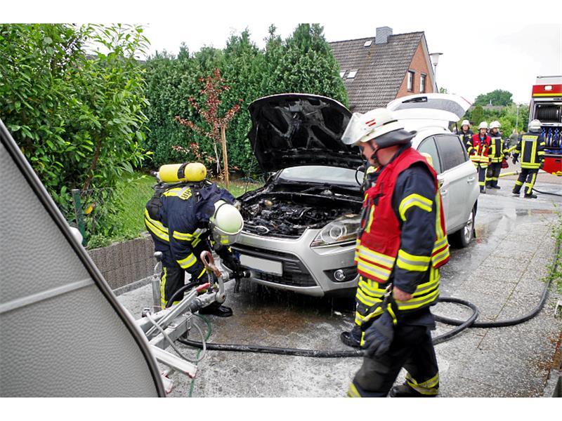 Der Ford Kuga wurde bei dem Brand am Fasanenweg zerstört. Die Oldendorfer Feuerwehr konnte ein Übergreifen der Flammen auf Wohnwagen und Wohnhaus verhindern. Foto: Hillyer-Funke