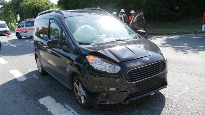 Der Ford Tourneo wurde bei dem Zusammenstoß im Frontbereich massiv beschädigt und musste abgeschleppt werden.