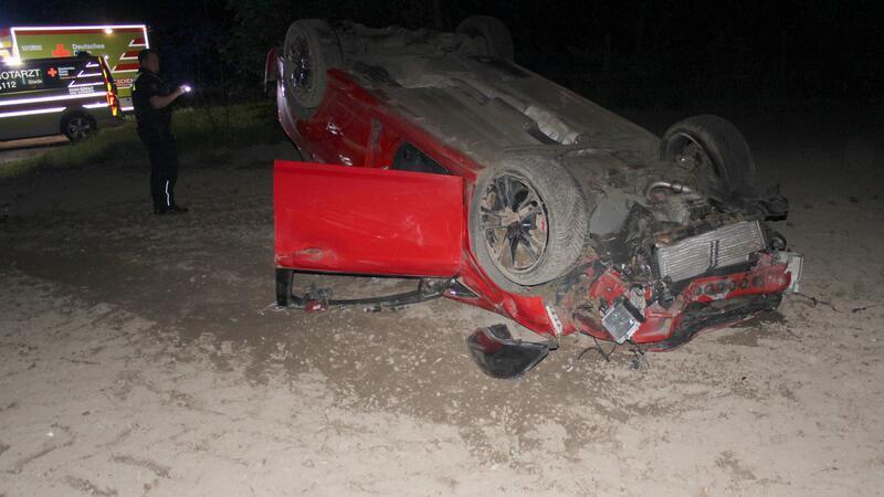 Nächtlicher Schrecken: Auto überschlägt sich nach Wildunfall in Bargstedt Der Ford erlitt mutmaßlich einen Totalschaden.