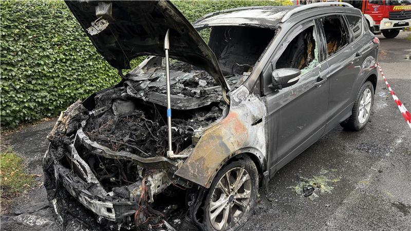 Feuerwehreinsatz in Dollern: Ford Kuga gerät in Brand Der Ford ist in Dollern komplett ausgebrannt.