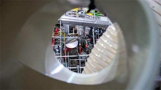 Der Forschungsreaktor „Wendelstein 7-X“ im Max-Planck-Institut für Plasmaphysik im August 2022. Die Anlage in Greifswald selbst liefert noch keine Fusionsenergie, sondern dient der Grundlagenforschung.