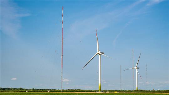 Der Forschungswindpark wird der Gemeinde Krummendeich künftig über die Einnahmenbeteiligung für die Stromeinspeisung Geld bescheren. Doch für die Haushaltsplanung 2024 kommen die Wind-Euros zu spät.