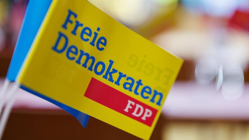 Der Fragetext der bundesweiten Befragung soll lauten: „Soll die FDP die Koalition mit SPD und Grünen als Teil der Bundesregierung beenden?“