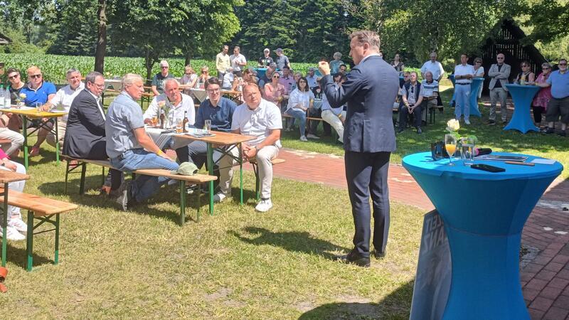 Der Fraktions- und Landtagsabgeordnete der CDU Niedersachsen, Sebastian Lechner, während seiner Rede.