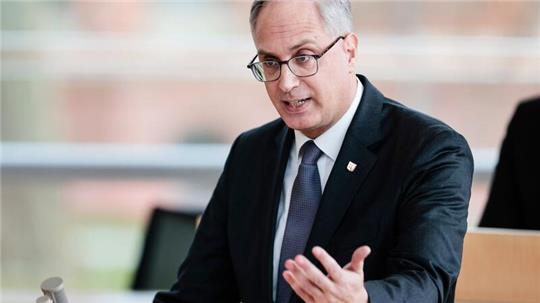 Der Fraktionsvorsitzende Tobias Koch (CDU) spricht im Landtag.