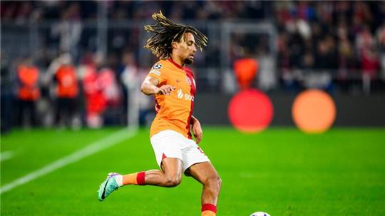 Der Franzose Sacha Boey hat beim FC Bayern bis zum Sommer 2028 unterschrieben.