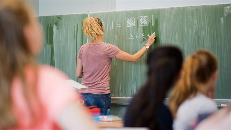 Der Frauenanteil bei den Lehrkräften lag an den allgemeinbildenden Schulen bei rund 73 Prozent. (Symbolbild)
