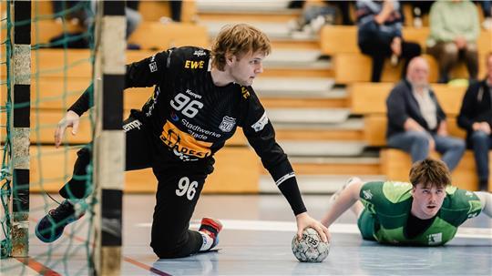 Der Fredenbeck Torhüter Niklas Itzen begann für den erkrankten Justin Rundt.