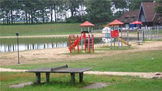 Der Fredenbecker Badesee mit Spielplatz, Terrasse und Haupthaus, die teils abgerissen und erneuert werden sollen.