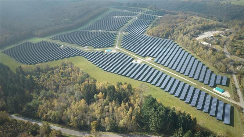 Klimakrise spitzt sich zu - Welche Rolle spielt Deutschland? Der Freiflächen-Solarpark versorgt rund 39.000 Vier-Personen-Haushalte in Rheinland-Pfalz mit emissionsfreiem Strom. (Archivbild)