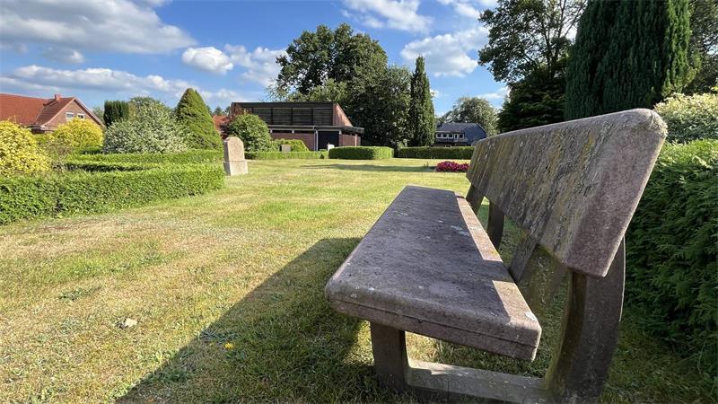Letzte Ruhe unter Bäumen: Friedhof Brest soll saniert werden Der Friedhof Brest: Zwischen dieser Bank und der Kapelle könnte nach Plänen des Landschaftsarchitekten ein Pavillon entstehen.