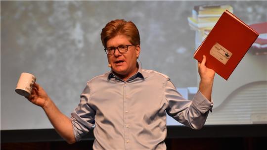 Herr Schröder in Stade: Bei diesem Lehrer wird Schule zur Lachnummer Der „Frontal-Unterricht“ von Herrn Schröder vergeht ganz ohne „Schnarchmichtot“-Momente.