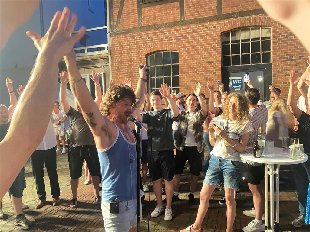 Der Frontman von Grand East badet in der Publikumsmenge.