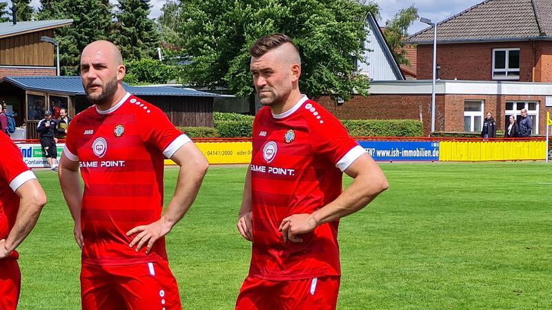 Gastgeber Wiepenkathen verliert Finale – trotz des besonderen Führungsspielers Der Frust saß bei Viktor Pazer (rechts) tief.