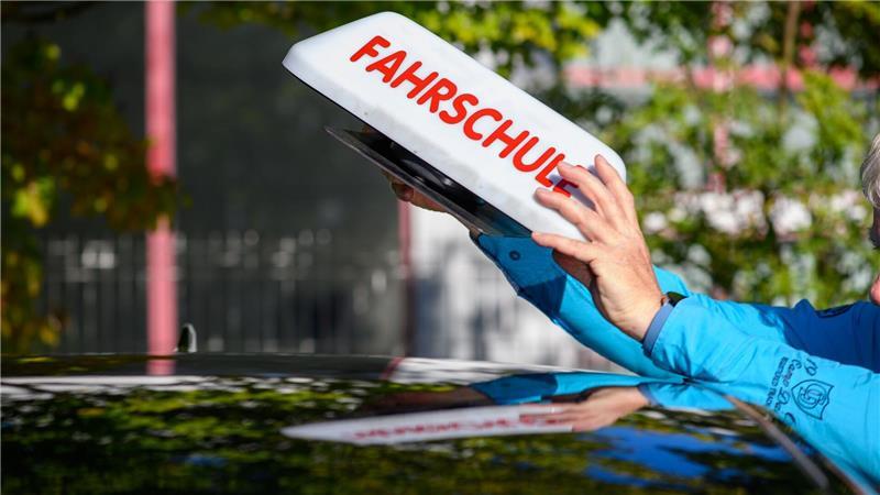 Der Führerschein ist teuer geworden. (Archivbild)