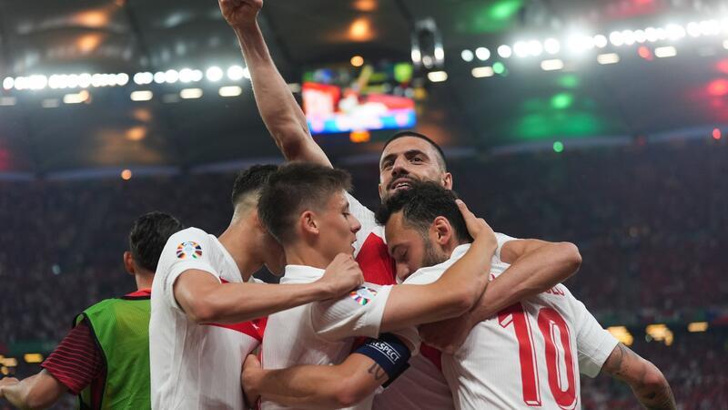 Der Führungstreffer von Hakan Calhanoglu (r) brachte das Hamburger Volksparkstadion zum Beben.