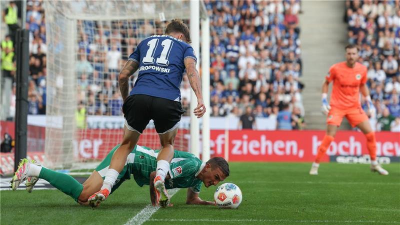 1:3 gegen Fürth: Bielefeld verpasst Sprung an die Spitze Der Fürther Innenverteidiger Philipp Ziereis am Boden stört den Bielefelder Mittelstürmer Joel Grodowski.