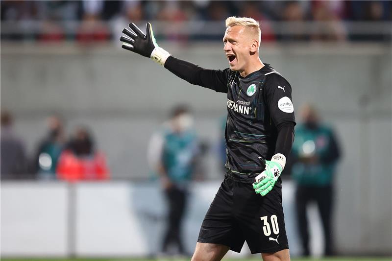 FC St. Pauli holt Torwart-Routinier Burchert Der Fürther Torwart Sascha Burchert wechselt zu den Kiezkickern. Foto: Daniel Karmann/dpa