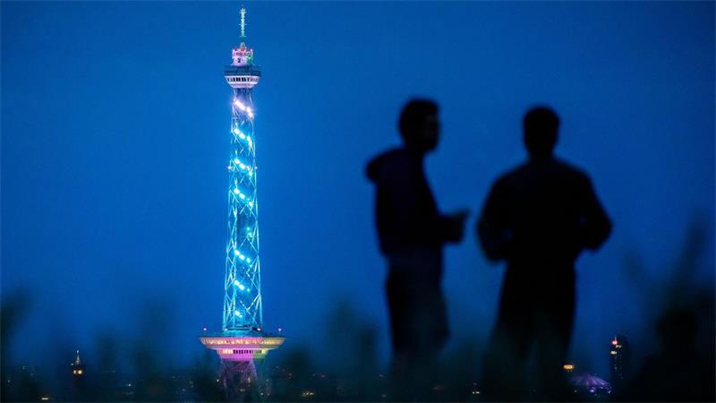 Der Funkturm in Berlin, hier gesehen vom Drachenberg aus, wird im Rahmen der offiziellen IFA-Eröffnungsgala an seinem 100. Geburtstag bunt beleuchtet.