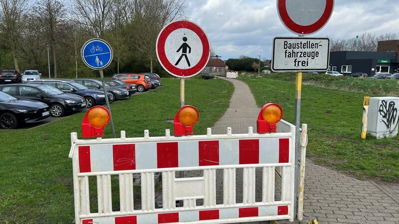 Der Fuß- und Radweg von der Glückstädter Straße in die Schölischer Wiesen ist derzeit gesperrt.