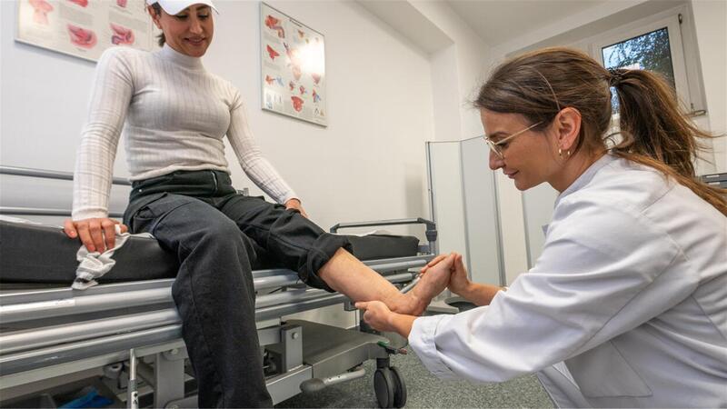 Der Fuß von Mustafa Gulistan wurde vor Jahren im Syrien-Krieg zertrümmert. Die Oberärztin Dr. med. Senta Jahr vom Ameos Klinikum Am Bürgerpark konnte ihr helfen.Foto: Scheschonka