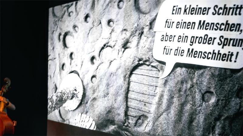 Poetische Reise zu den Sternen: Live-Zeichnen und Musik im Stadeum Der Fußabdruck auf dem Moon - gezeichnet von Robert Nippoldt in der Show „Paper Moon - Eine poetische Reise zu den Sternen".