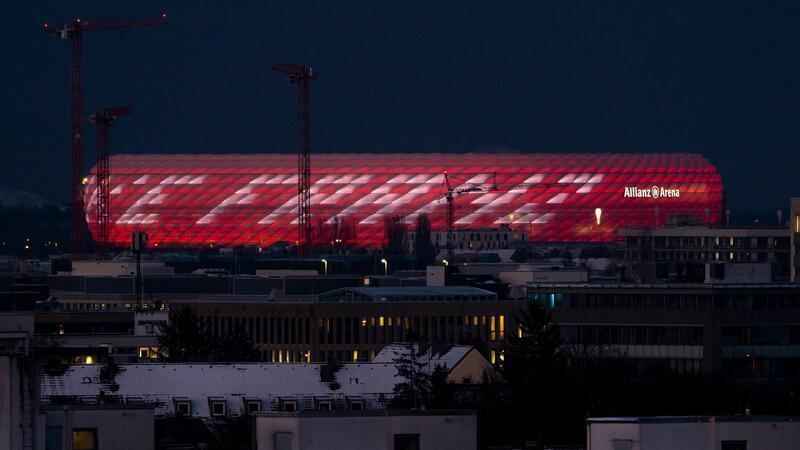 Der Fußballer Franz Beckenbauer ist am 07.01.2024 im Alter von 78 Jahren gestorben. Der Schriftzug „Danke Franz“ auf der Allianz Arena in München ist ihm gewidmet.