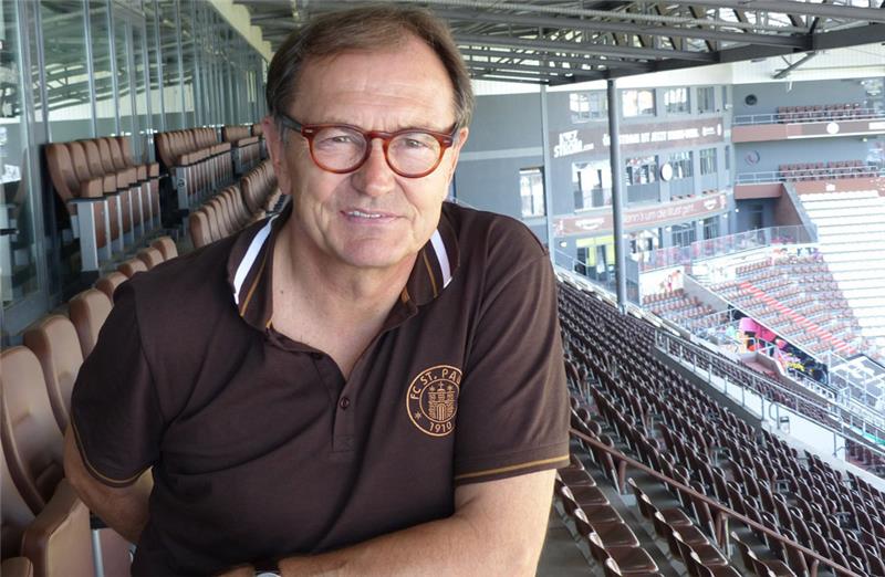 Der Fußballlehrer Ewald Lienen spielte 18 Jahre lang als Profi. Heute ist er Technischer Direktor beim Zweitligisten FC St. Pauli.  Foto: Ertel