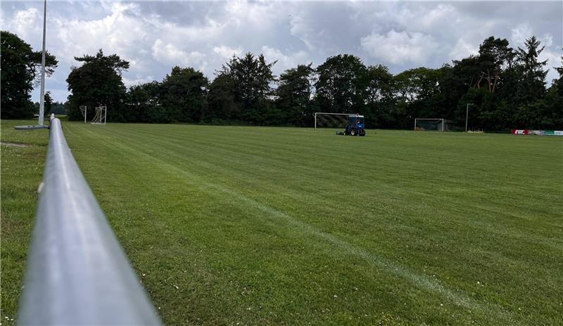 Der Fußballplatz in Heinbockel: Laut SuSV geht es derzeit um rund 70 Spielerinnen und Spieler. Sie hätten mit einem Kunstrasenplatz in Oldendorf bei widrigem Boden eine Ausweichmöglichkeit.