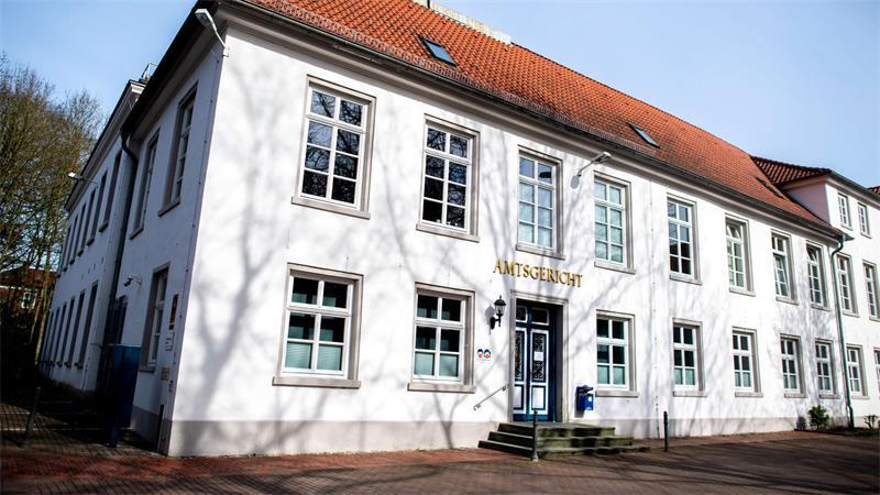Spieler geohrfeigt – Fußballtrainer von Gericht verurteilt Der Fußballtrainer stand vor dem Amtsgericht Aurich. (Archivbild)