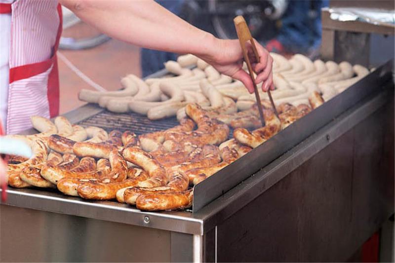 FC St. Pauli auch bei der Bratwurst Vorreiter Der Fußballverein FC St. Pauli kündigt eine Neuerung für die Stadionwurst an. Foto: Pixabay/Andreas Lischka